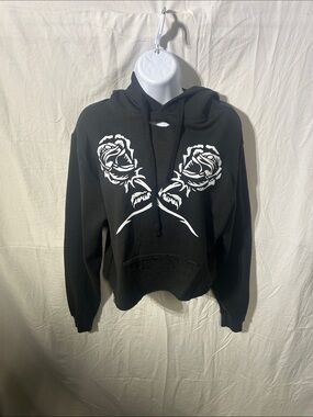 Vintage cropped Black Hoodie with White Rose Graphic